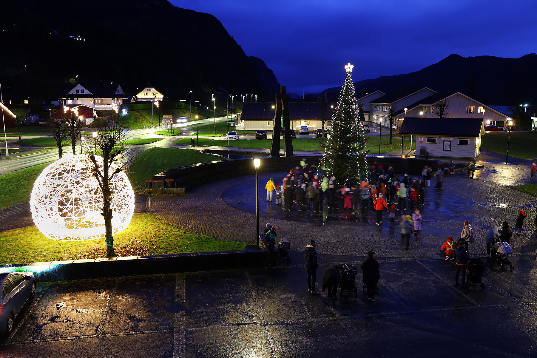 Stemning, julegran og masse lys